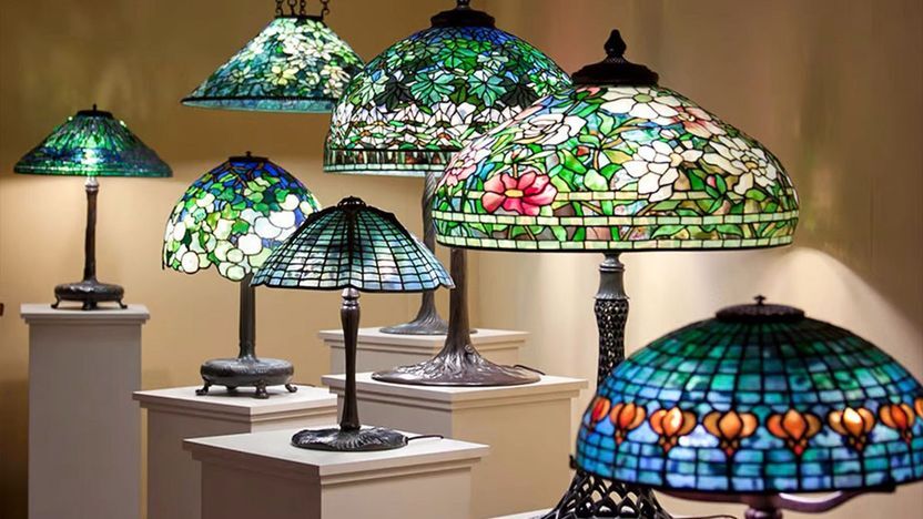 Tiffany lampe i prostori bogati bojama i uzorcima