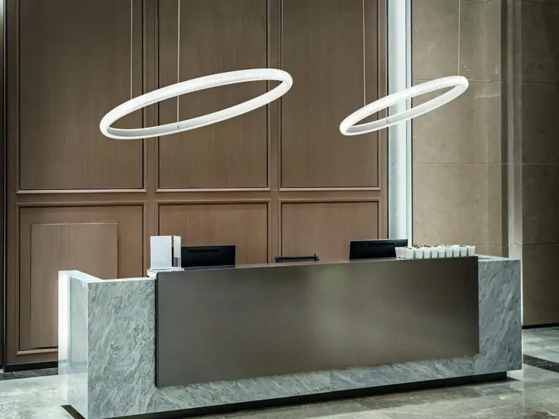 Arhitektura Svjetla: Kako lusteri i slojevita rasvjeta transformiraju moderni dom