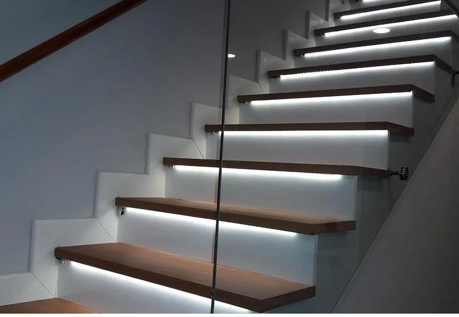 Pametna rasvjeta stepenica sa senzorom pokreta