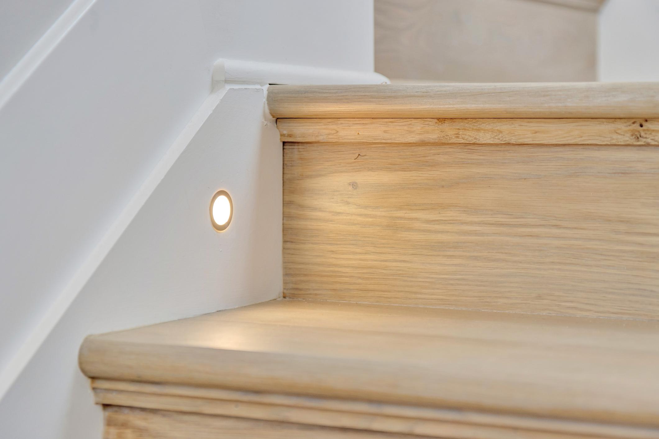 Ugradbena zidna rasvjeta za stepenice