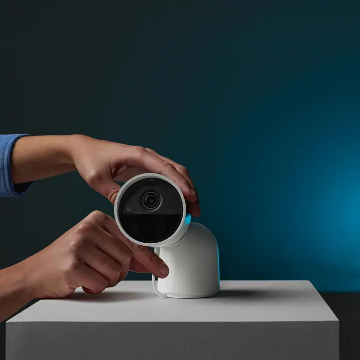 PHILIPS HUE SIGURNOSNA KAMERA WIRED BIJELA S POSTOLJEM