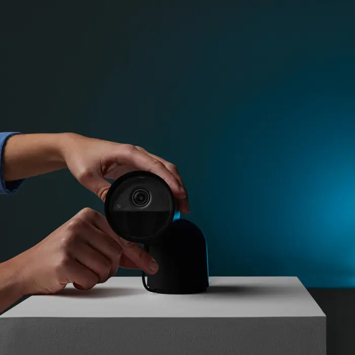 PHILIPS HUE SIGURNOSNA KAMERA WIRED CRNA S POSTOLJEM