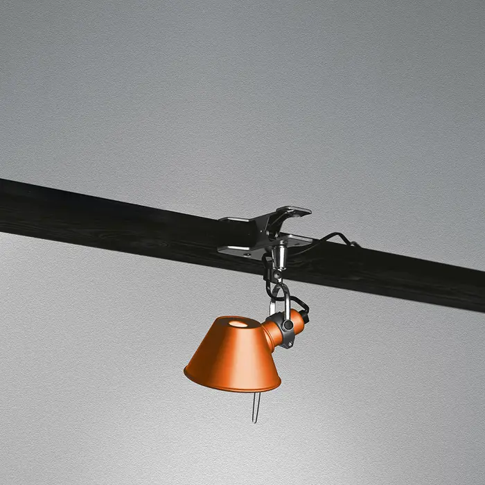 tolomeo-micro-pinza-svjetiljka-s-kvacicom-arancia-artemide-26279-02171236.webp